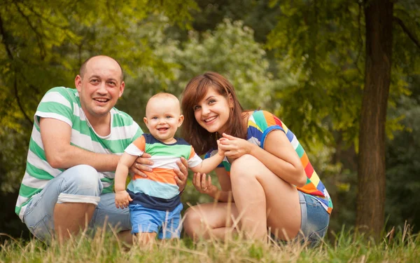 Famiglia felice divertirsi all'aperto in una giornata estiva — Foto Stock