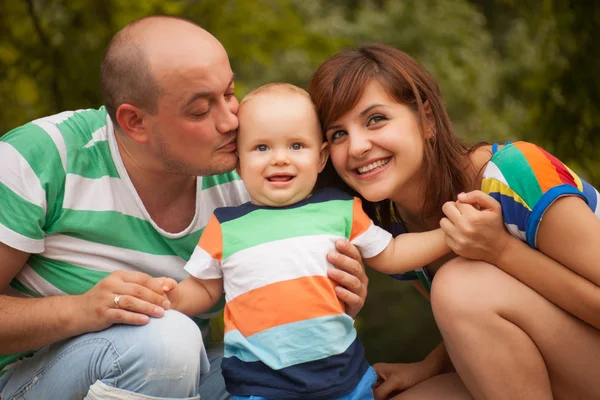 Família feliz se divertindo ao ar livre em um dia de verão — Fotografia de Stock