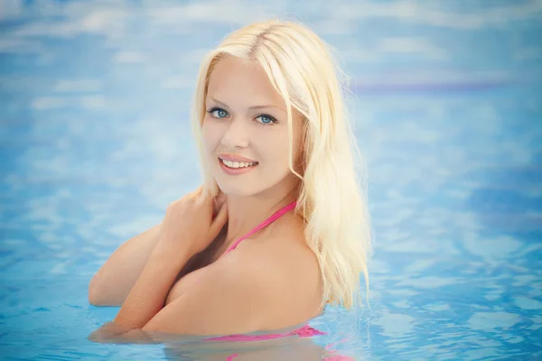 Beautiful and sexy blonde women in pool — Stock Photo, Image