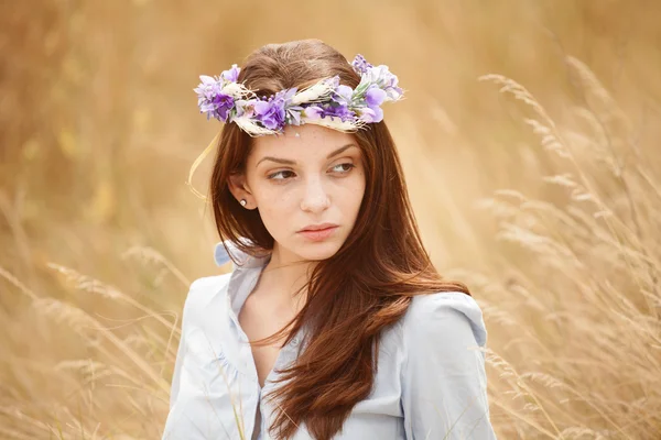 Hermosa mujer disfrutando en la naturaleza —  Fotos de Stock