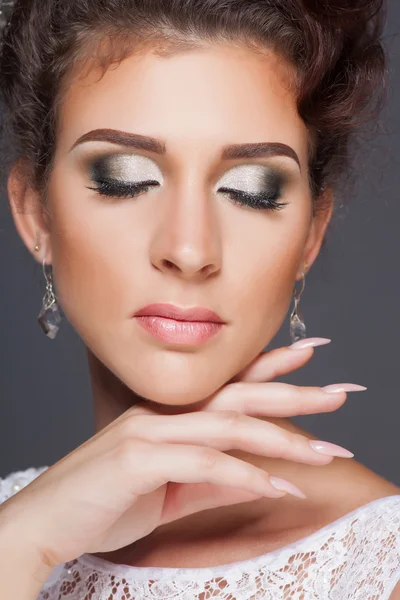 Schöne Braut mit Modefrisur und Make-up — Stockfoto