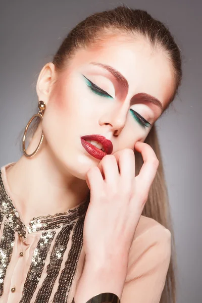 Retrato de close-up de moda de bela jovem com maquiagem criativa — Fotografia de Stock