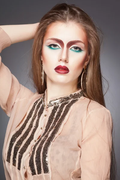 Mode Nahaufnahme Porträt der schönen jungen Frau mit kreativem Make-up — Stockfoto