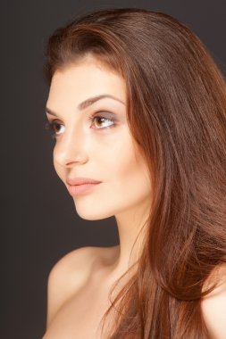 güzel saçlar, genç bir kızın portresi