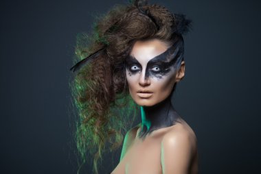 Beyaz gözlü kız moda karga