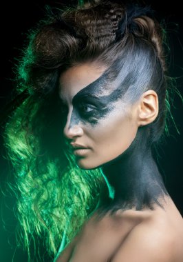 Beyaz gözlü kız moda karga