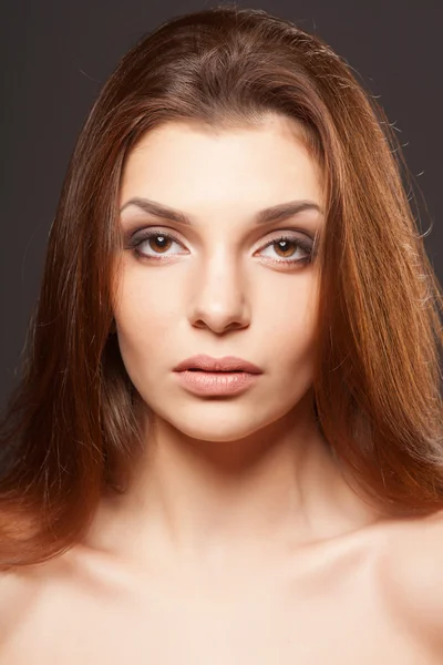 Vackert hår, porträtt av en ung flicka — Stockfoto