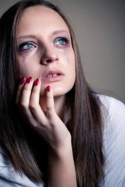 izole genç kız ağlıyor