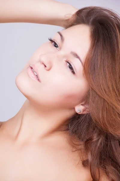 Retrato de una joven con cabello castaño, plano de estudio —  Fotos de Stock