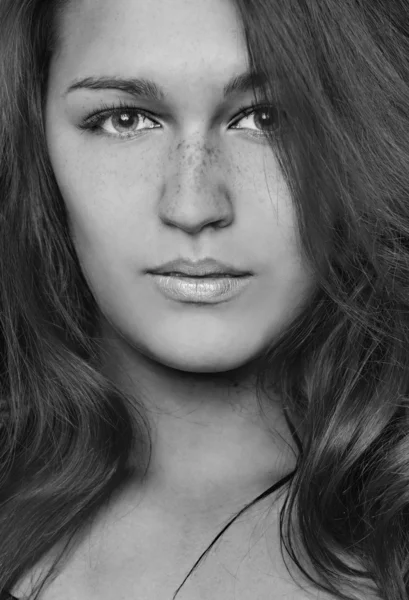 Porträt eines jungen Mädchens mit braunen Haaren, Studioaufnahme — Stockfoto