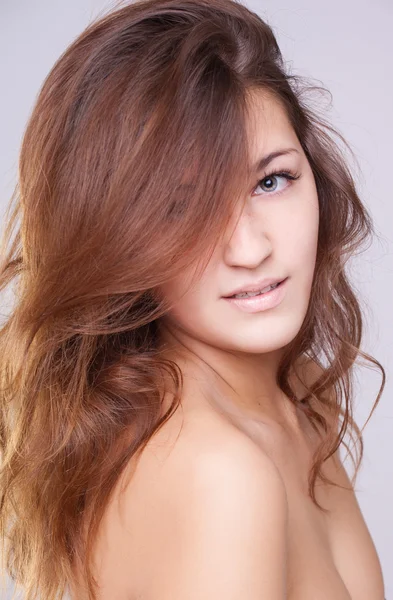 Retrato de uma jovem com cabelo castanho, tiro estúdio — Fotografia de Stock