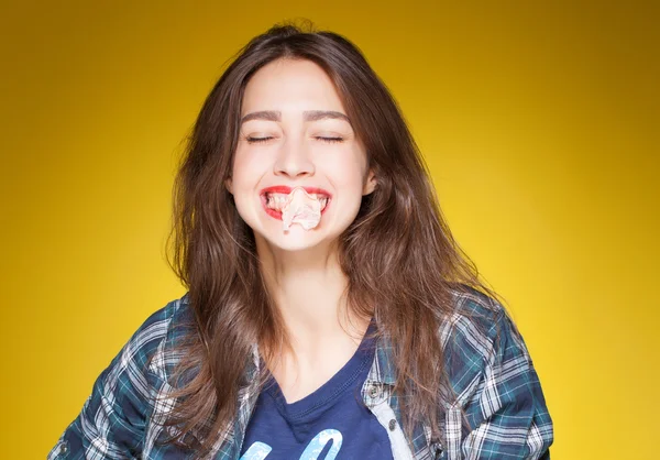 Jovem menina bonita posando sorridente com chiclete — Fotografia de Stock