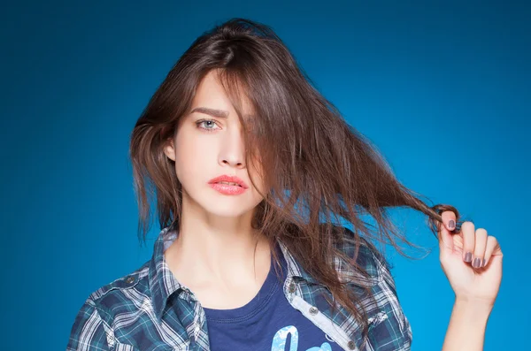 Mooi meisje poseren grimassen met kauwgom — Stockfoto