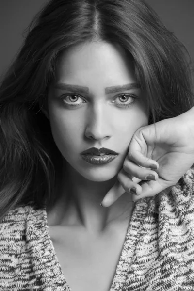 Portrait of an young girl with brown hair, studio shot — Stock Photo, Image