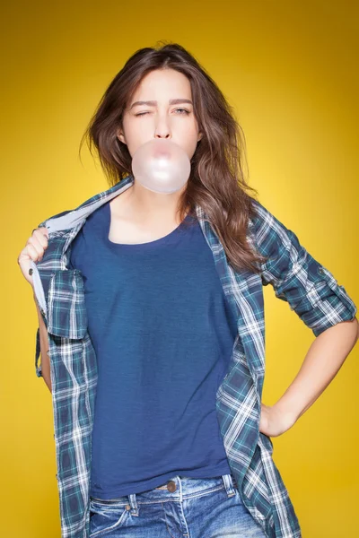 年轻漂亮的女孩，构成地嚼口香糖做个鬼脸 — 图库照片