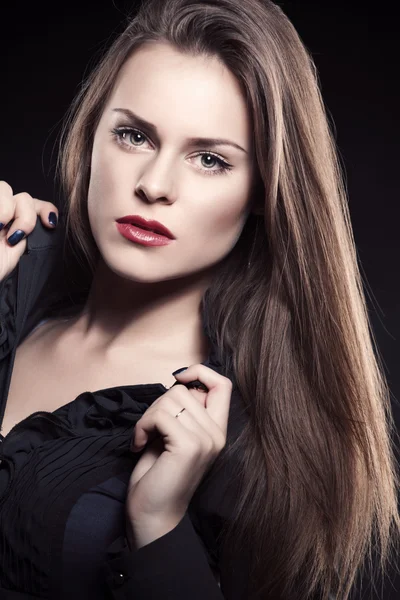 Retrato de uma jovem com belo cabelo e maquiagem — Fotografia de Stock