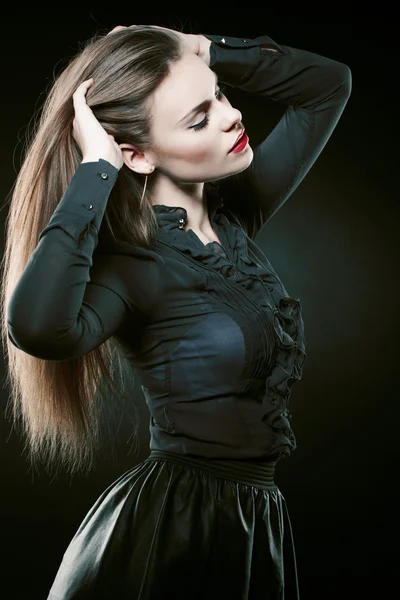 Retrato de una joven con hermoso cabello y maquillaje —  Fotos de Stock