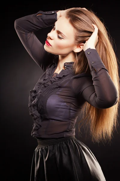 Retrato de uma jovem com belo cabelo e maquiagem — Fotografia de Stock