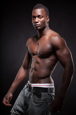 güzel ve kaslı zenci koyu arka planda