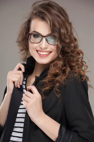 Close-up retrato de bela jovem mulher em óculos — Fotografia de Stock