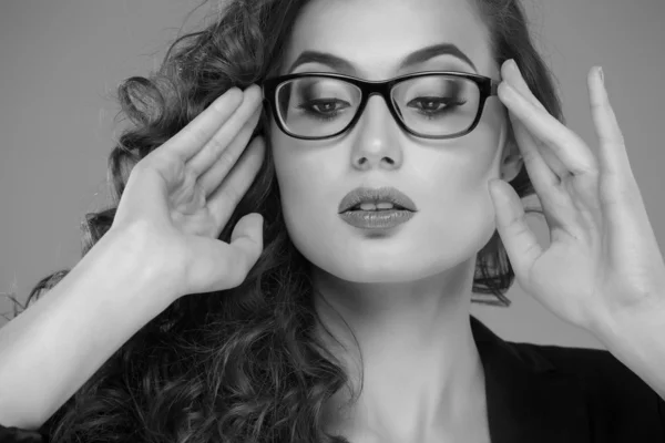 Nahaufnahme Porträt einer schönen jungen Frau mit Brille — Stockfoto