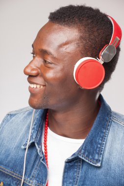 Afrika yakışıklı Dj kulaklık müzik dinlemek