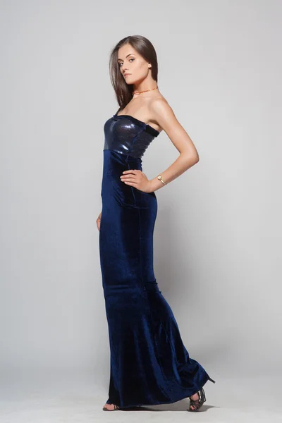 Szexi nő hosszú kék ruhát, stúdió-hajtás — Stock Fotó