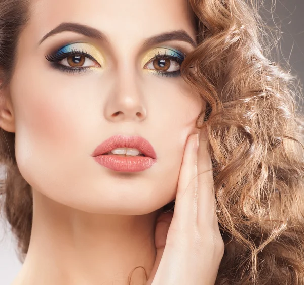 Retrato de una joven con hermoso maquillaje y cabello rizado —  Fotos de Stock