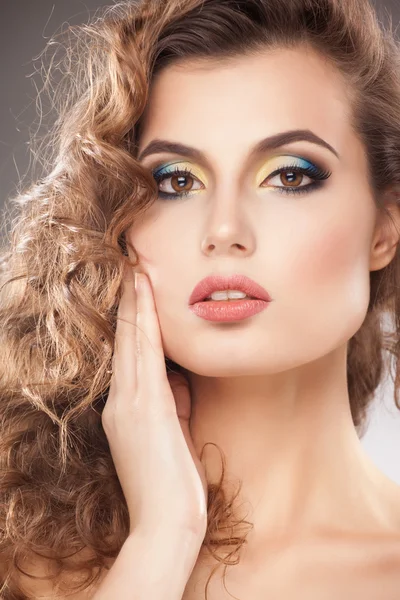 Retrato de una joven con hermoso maquillaje y cabello rizado —  Fotos de Stock