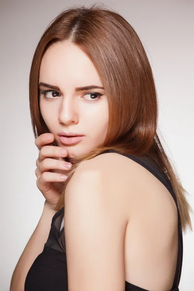 Retrato de una joven con hermoso cabello y maquillaje —  Fotos de Stock