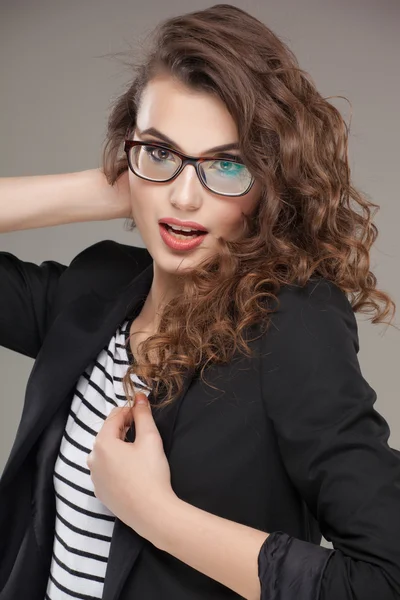 Detailní portrét krásné mladé ženy v brýlích — Stock fotografie