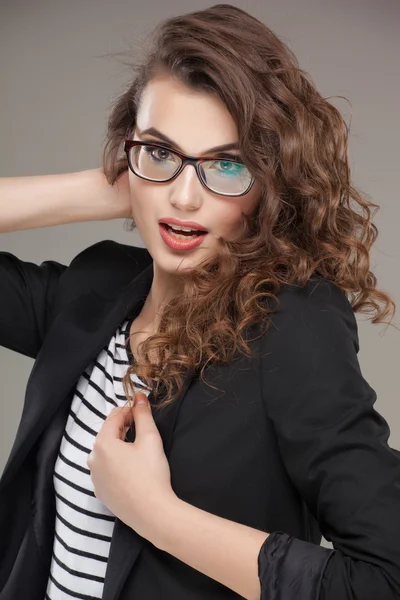 Close-up retrato de bela jovem mulher em óculos — Fotografia de Stock