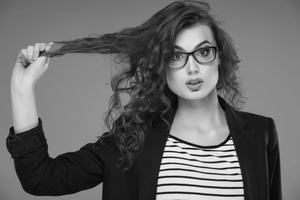 Retrato de cerca de una hermosa joven en gafas — Foto de Stock