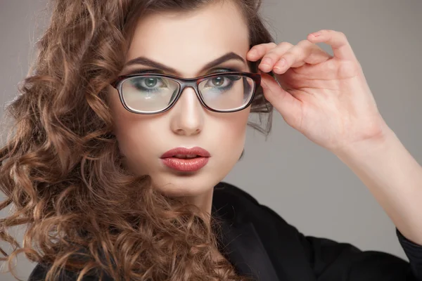Yakın çekim gözlük güzel genç kadın portresi — Stok fotoğraf