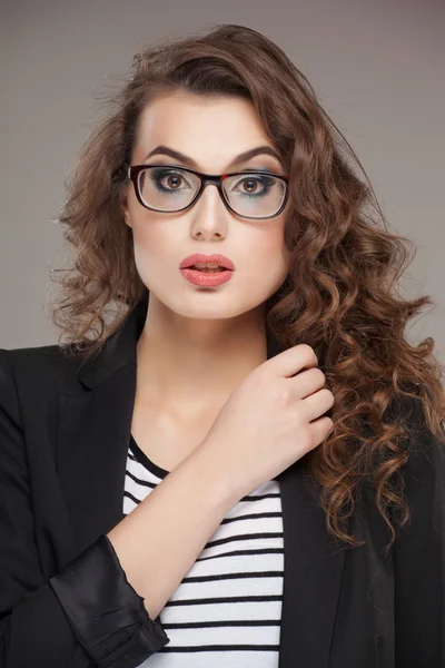 Крупный план портрета красивой молодой женщины в очках — стоковое фото