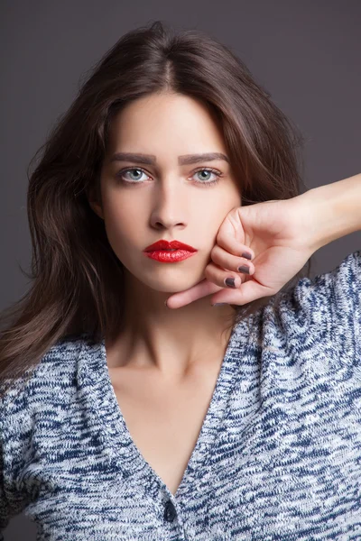 Modeporträt einer schönen Frau mit roten Lippen im Strickpullover — Stockfoto