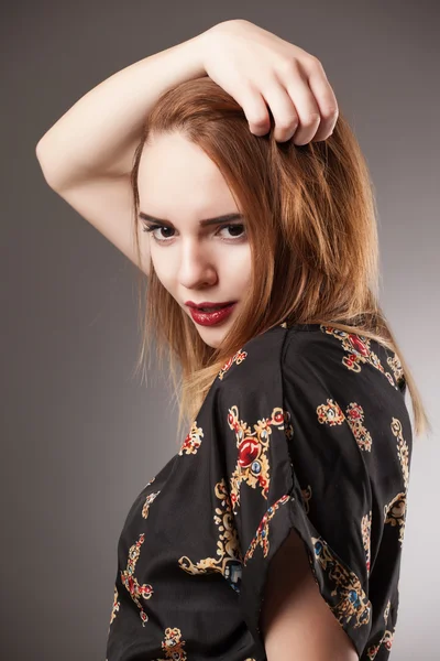 Retrato de uma jovem com cabelo castanho, tiro estúdio — Fotografia de Stock