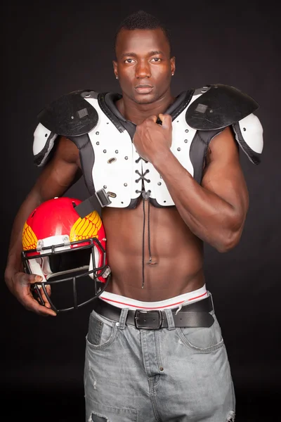 Jogador de futebol com ombro e capacete de futebol americano — Fotografia de Stock