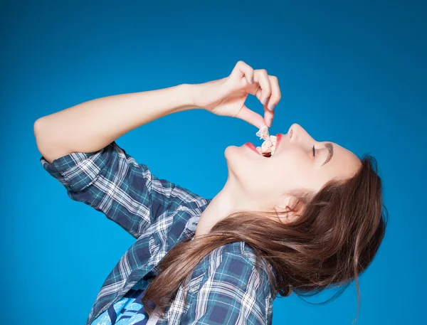 Mooi meisje poseren grimassen met kauwgom — Stockfoto