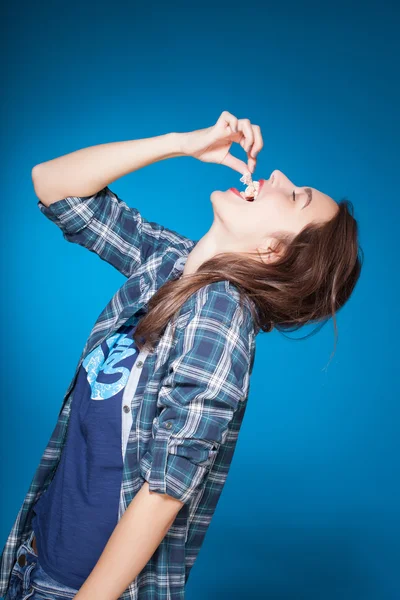 Young beautiful girl posing grimacing with chewing gum — Stock Photo, Image