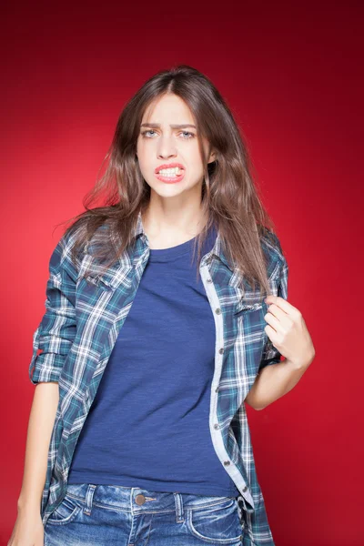 Ung vacker flicka poserar grimaserande med tuggummi — Stockfoto