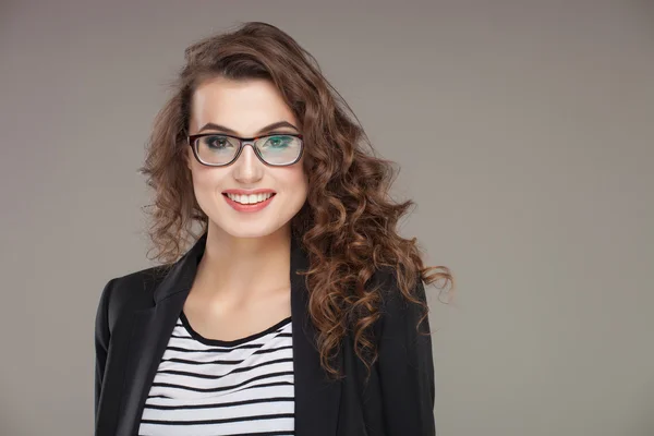 Retrato de cerca de una hermosa joven en gafas —  Fotos de Stock