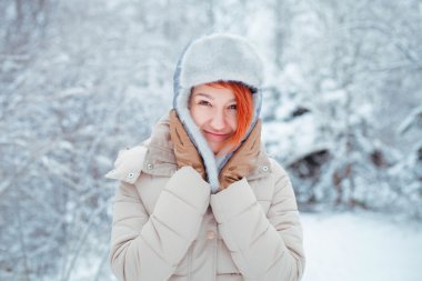 Kızıl saçlı güzel genç kız kış portresi