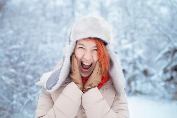 Retrato de inverno da bela menina com cabelo vermelho — Fotografia de Stock