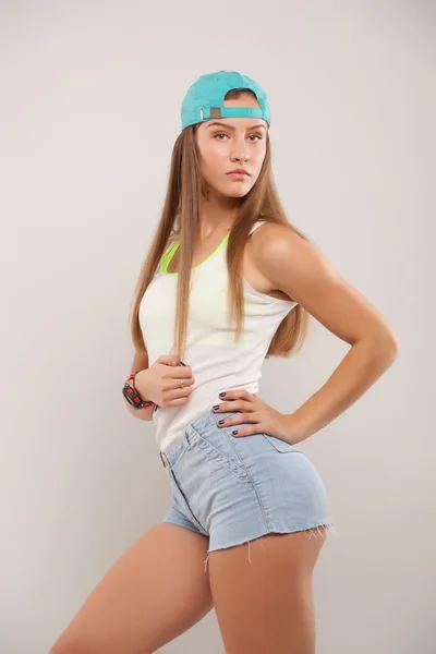 Krásná mladá sportovní svalnatá žena, izolovaných na bílém pozadí — Stock fotografie