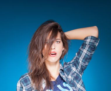 Sakız ekşitmeden poz genç güzel kız