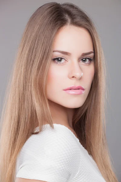 Portrait d'une jeune fille aux cheveux bruns, prise de vue studio — Photo