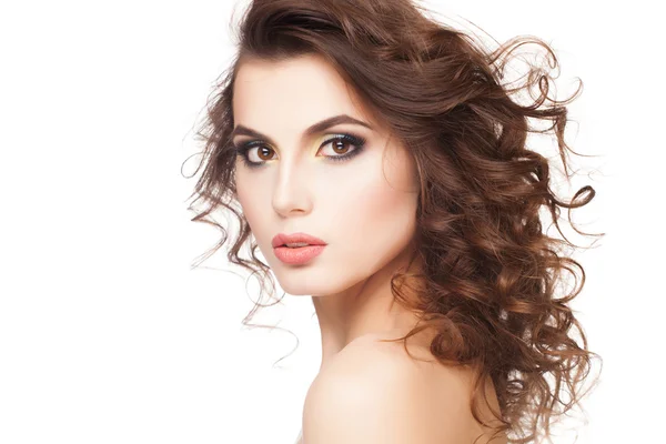 Retrato de una joven con hermoso maquillaje y pelo rizado en blanco — Foto de Stock