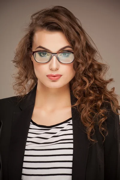 Gros plan portrait de belle jeune femme en lunettes — Photo