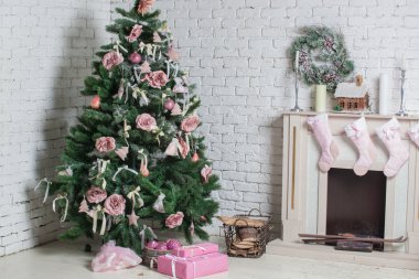 Görüntü baca ve hediye ile dekore edilmiş xmas ağacı
